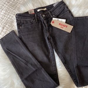 L e v i ‘ s • 711 Mid rise washed black skinny jean